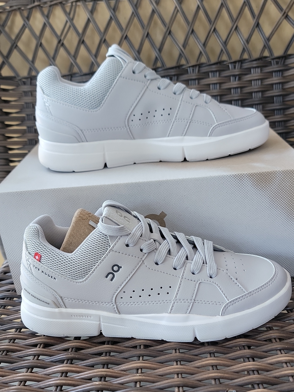 On THE ROGER Clubhouse Women's Lace Up Low Top Sneakers Glacier White 48.99406